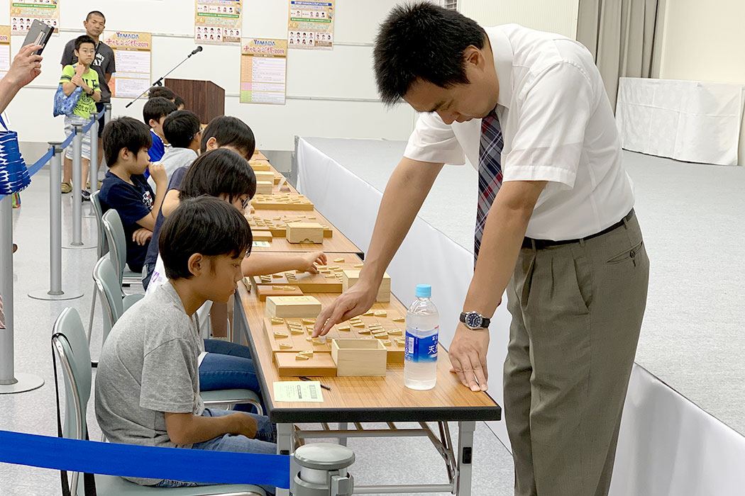 高崎出身のプロ棋士三浦弘行九段による10面指し 真剣な顔の子供たち