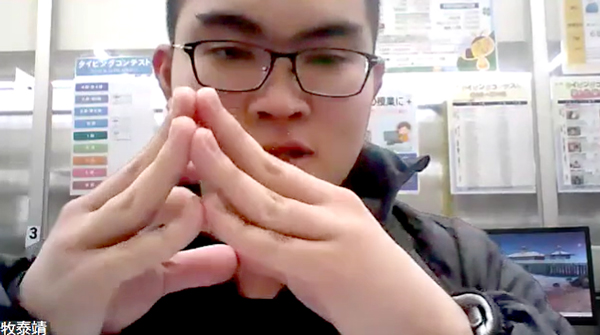 牧くん、指のストレッチが習慣